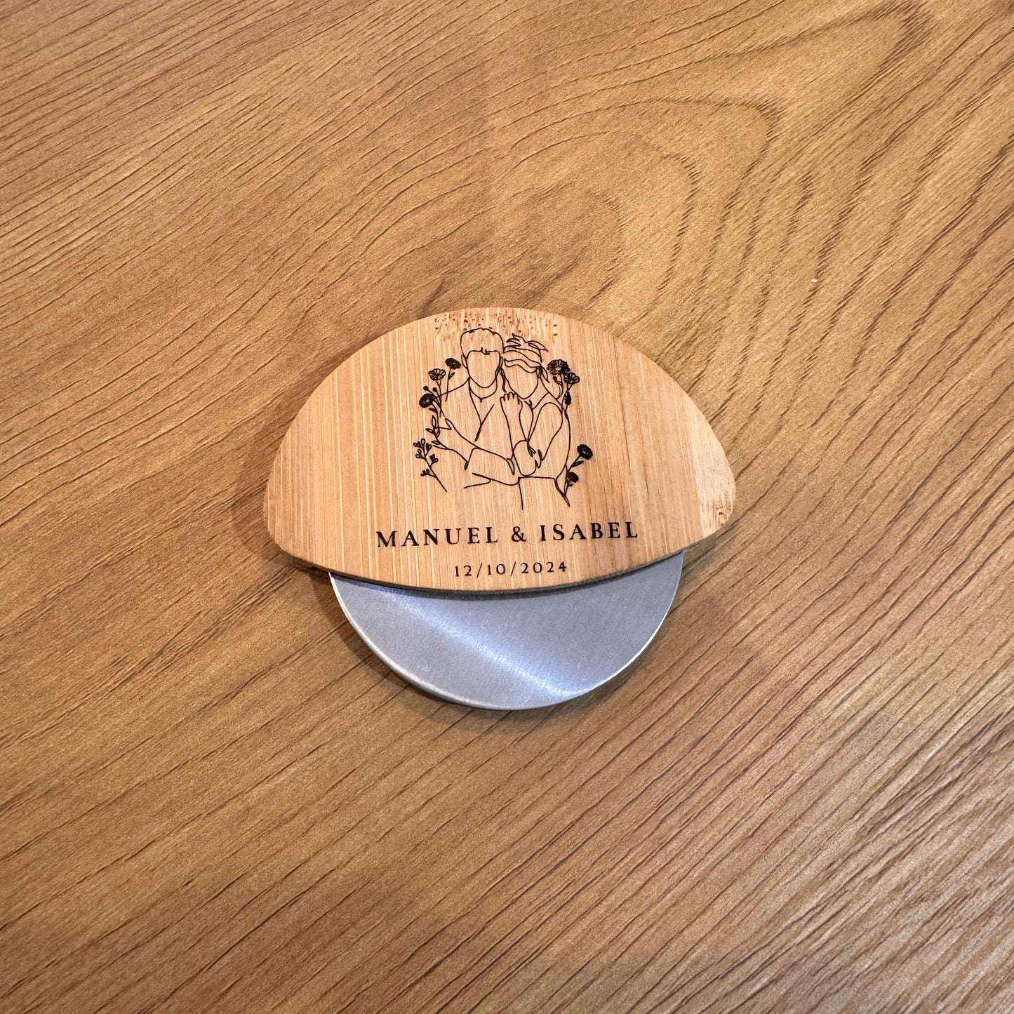 Cortapizzas de madera personalizado – Detalle original de boda