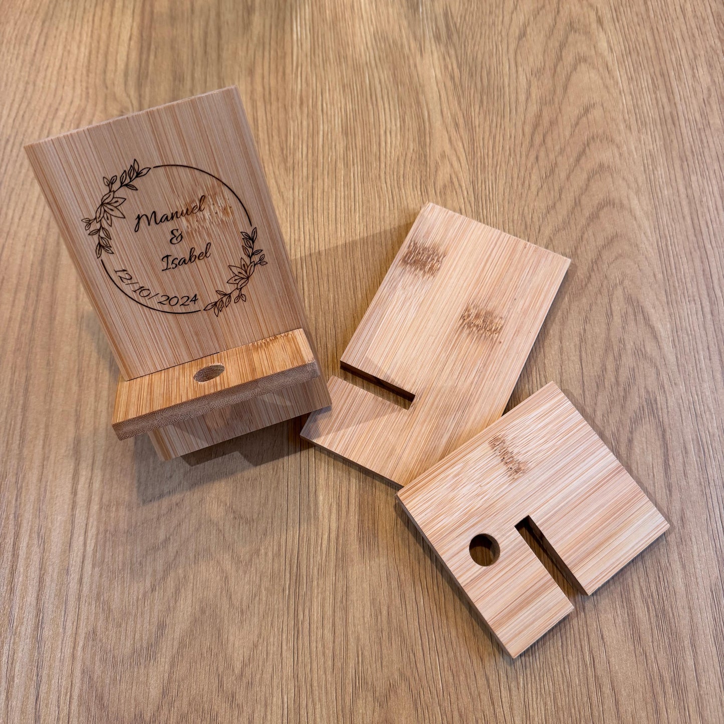 Soporte para móvil de madera personalizado – Detalle de boda útil