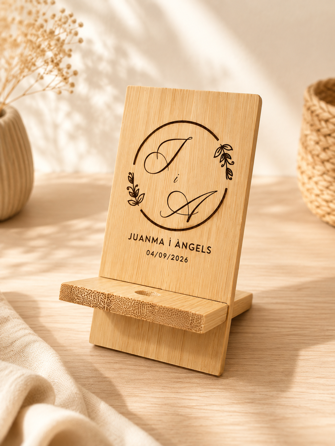 Soporte para móvil de madera personalizado – Detalle de boda útil