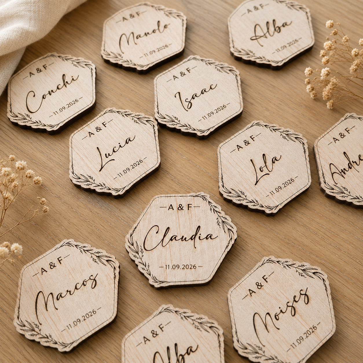 Marcasitios de Madera Personalizado para Boda · Con Iniciales, Nombre y Fecha Grabados
