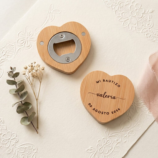 Abridor de bambú en forma de corazón personalizado | Detalle de bautizo para invitados