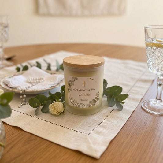 Vela Aromática Personalizada de Vainilla con Tapa de Bambú · Detalle para Invitados de Comunión
