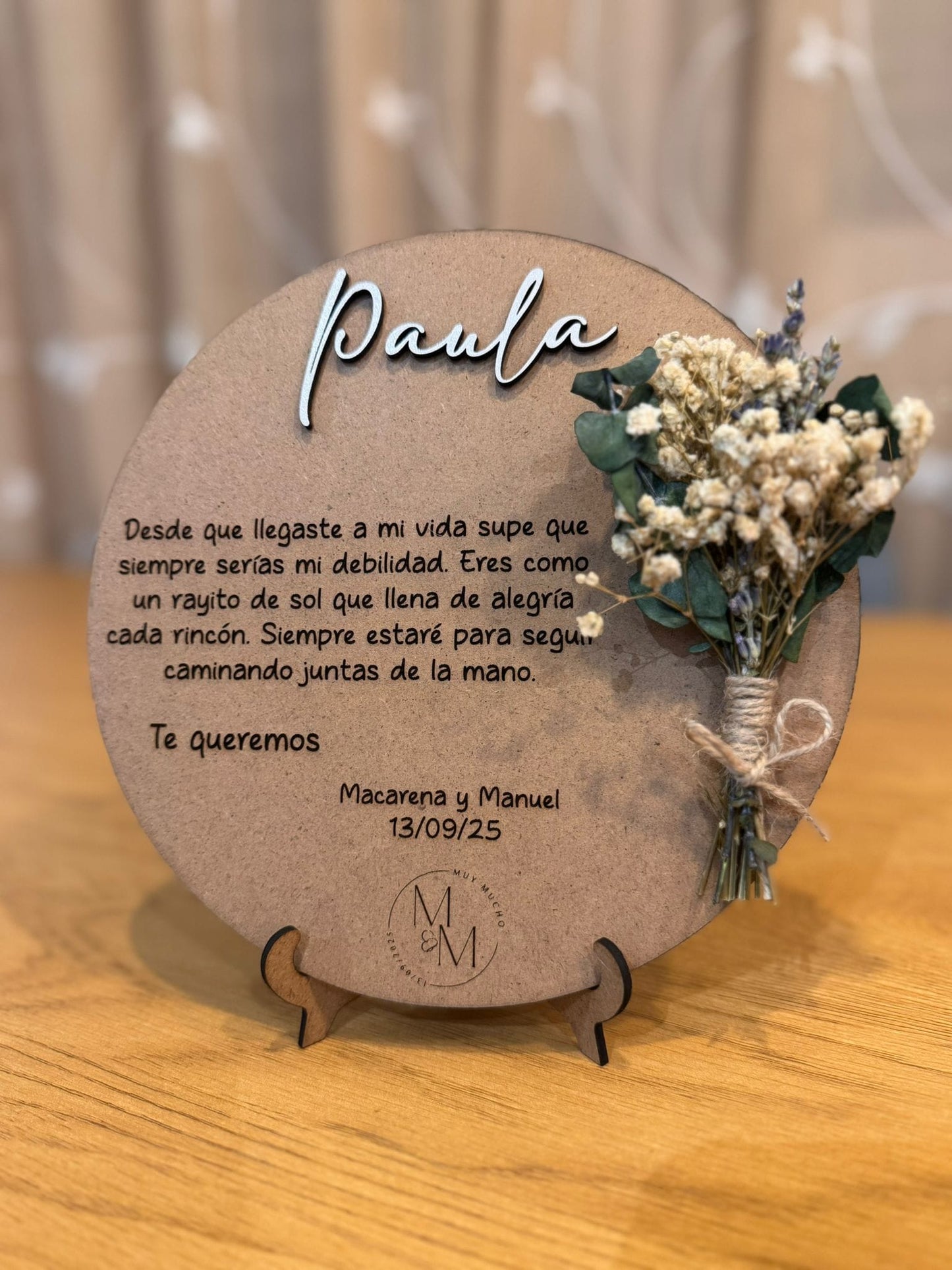 Placa con dedicatoria y ramillete