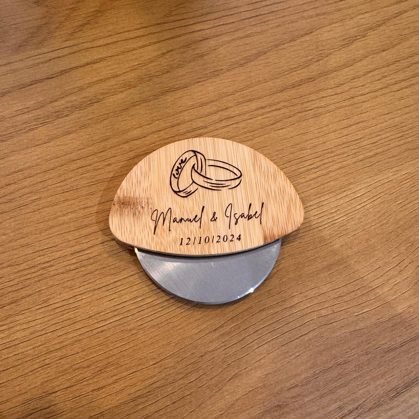 Cortapizzas de madera personalizado – Detalle original de boda