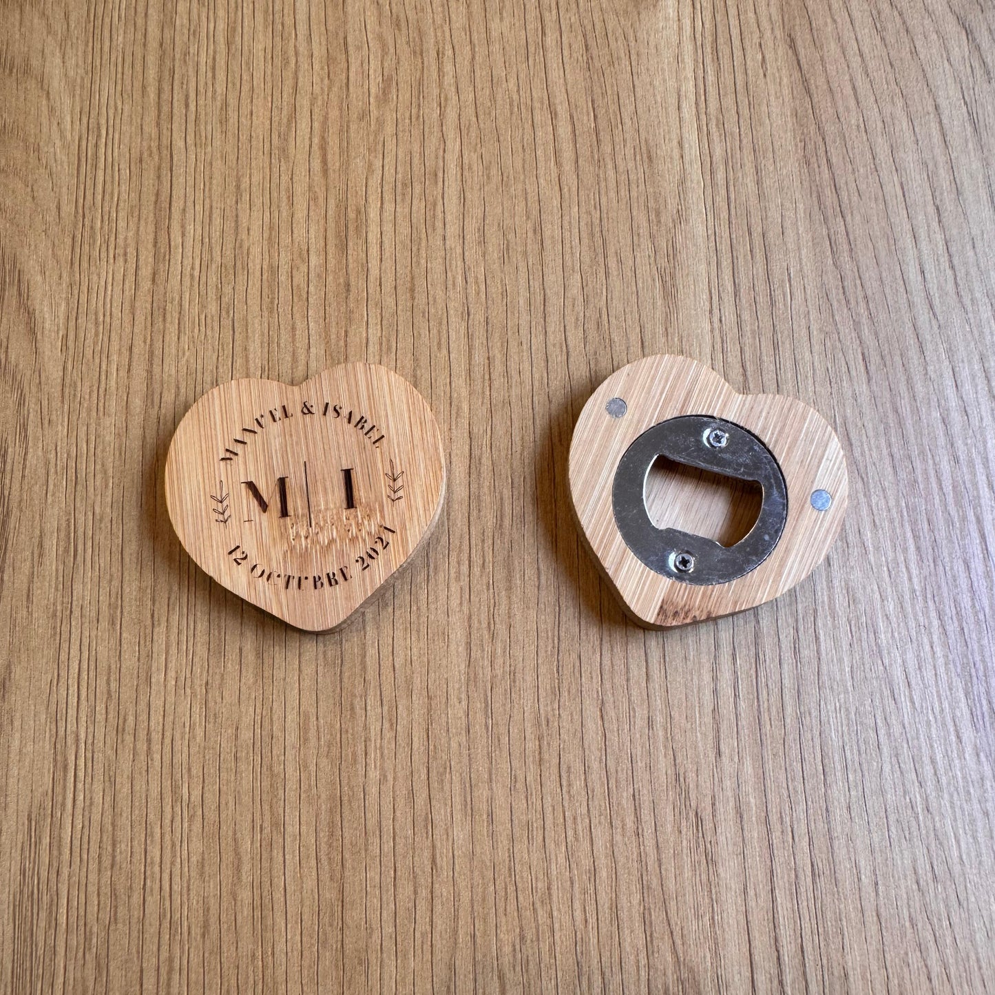 Abridor de madera con forma de corazón – Detalle de boda personalizado