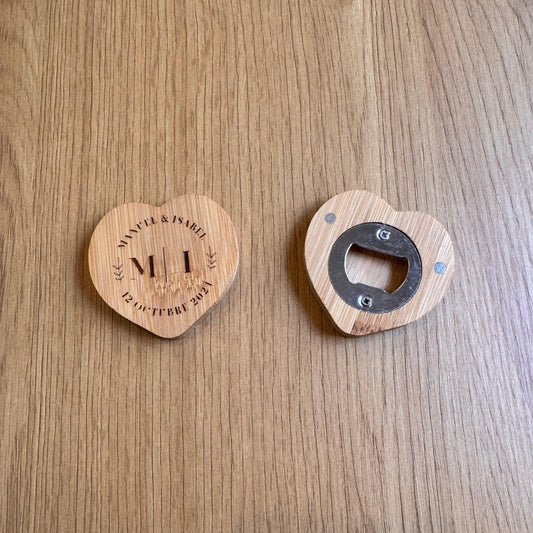 Abridor de madera con forma de corazón – Detalle de boda personalizado