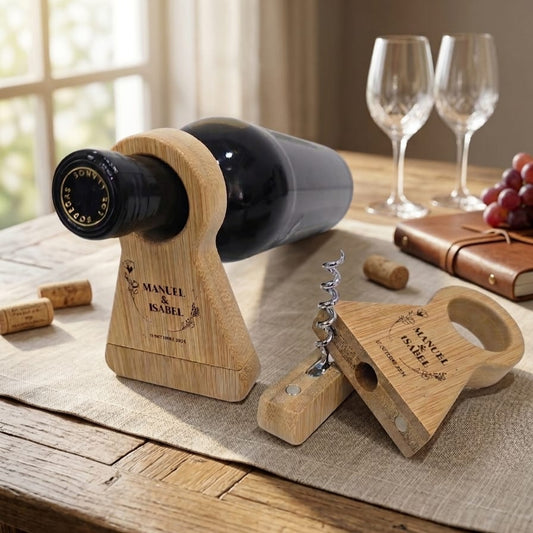 Sacacorchos de Bambú con Soporte para Botella Personalizado · Detalle para Invitados de Boda