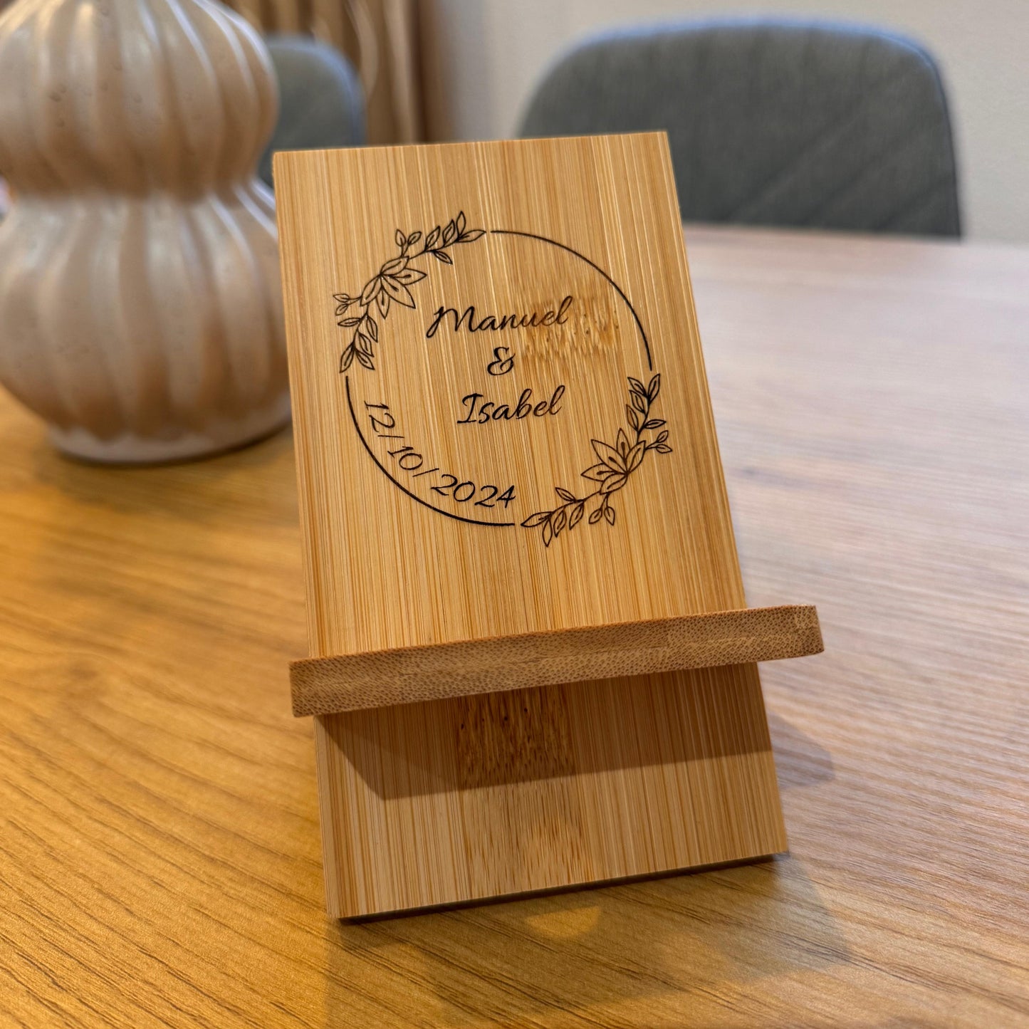 Soporte para móvil de madera personalizado – Detalle de boda útil