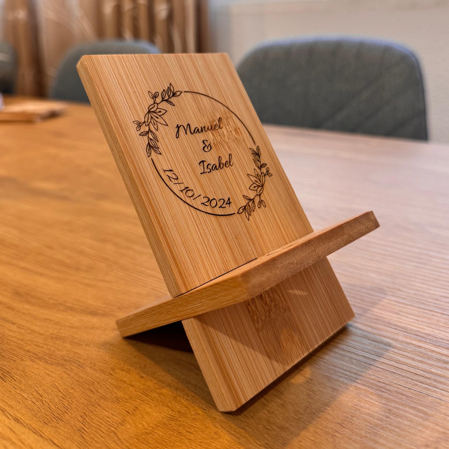 Soporte para móvil de madera personalizado – Detalle de boda útil