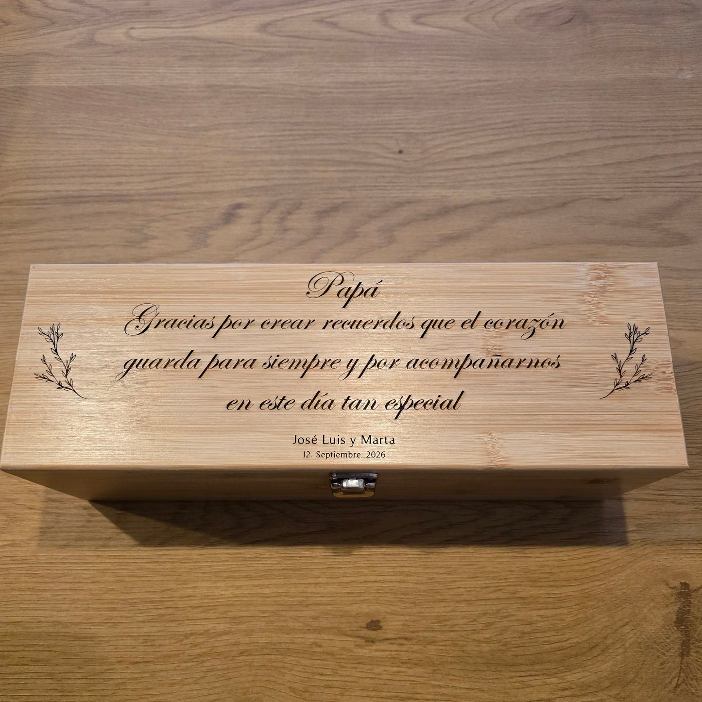 Caja de vino personalizada con accesorios y grabado láser