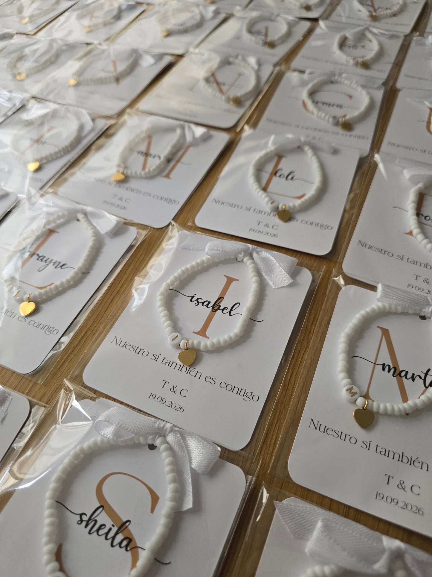 Pulsera Personalizada con Inicial y Corazón Dorado · Detalle para Invitadas de Boda